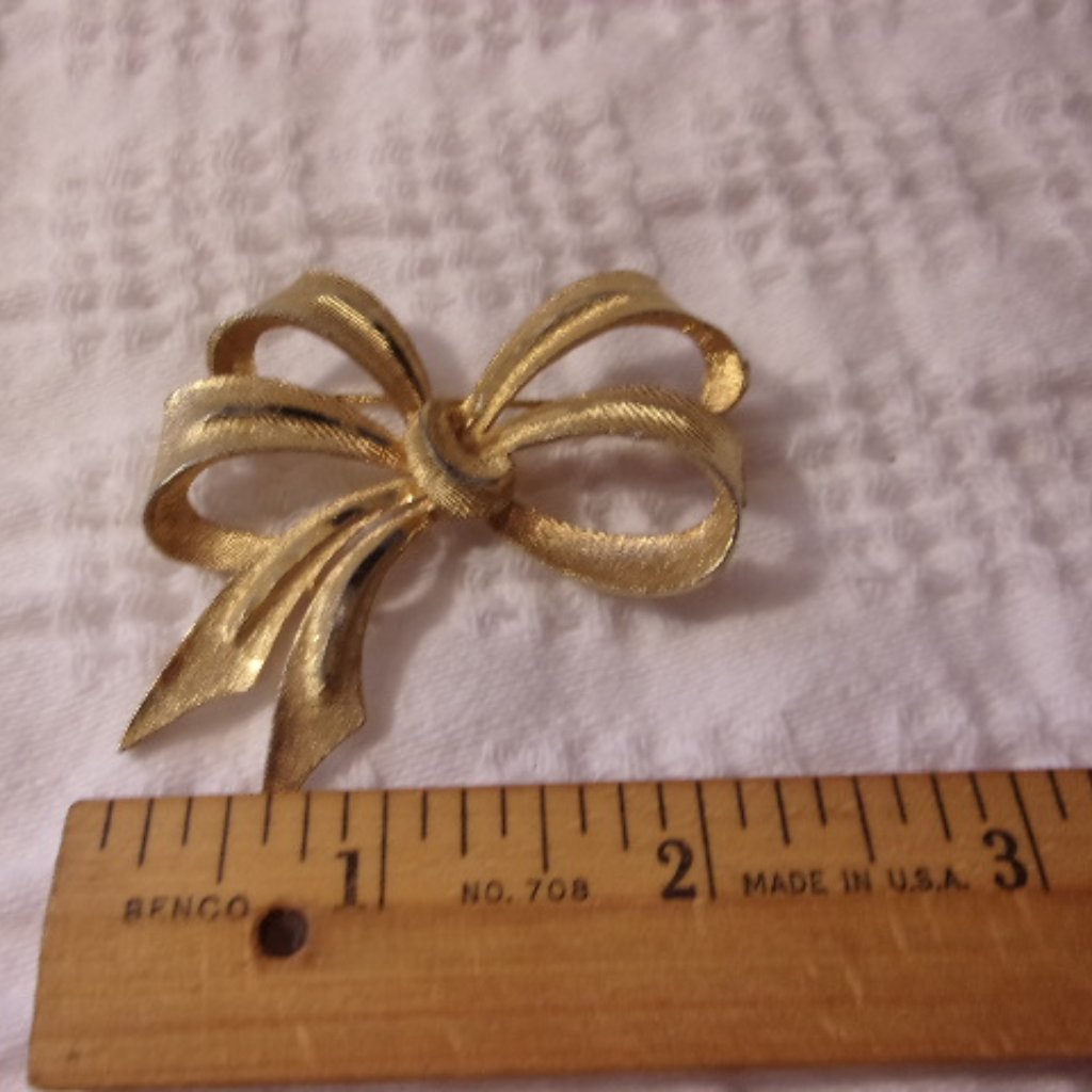 Bsk Gold Tone Bow Brooch 10$